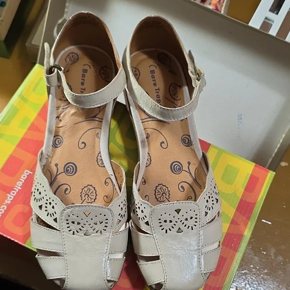 NIB Size 9.5 BareTraps Cream Cutout Sandals - Picture 3 of 8
